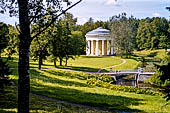 San Pietroburgo - il parco di Pavlovsk, tempio dell'Amicizia. 